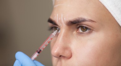 Коррекция морщин на переносице девушка | MEDSTYLE Алматы